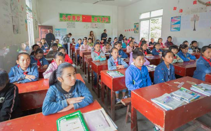 Dana China team members visited a rural school in Luzhou, Sichuan province. The goal of the trip was to deliver 20 laptops and 250 books to the teachers and students.